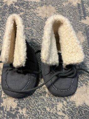Janie & Jack Gray Sherpa Lined Baby Crib Booties Size 2